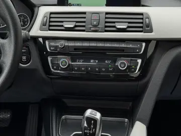 BMW Seria 3 318i Aut. Advantage