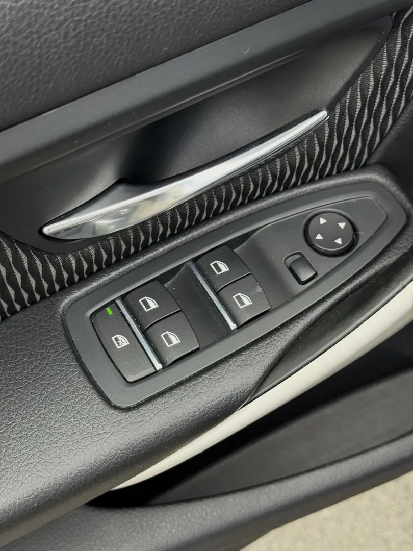 BMW Seria 3 318i Aut. Advantage