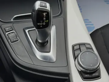 BMW Seria 3 318i Aut. Advantage