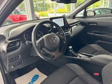 C-HR Hybrid Team D