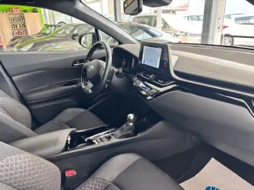C-HR Hybrid Team D
