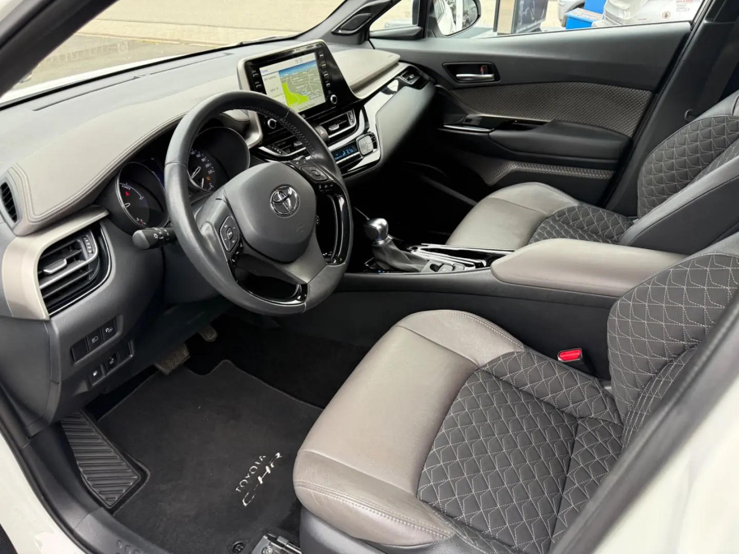 C-HR Hybrid Lounge