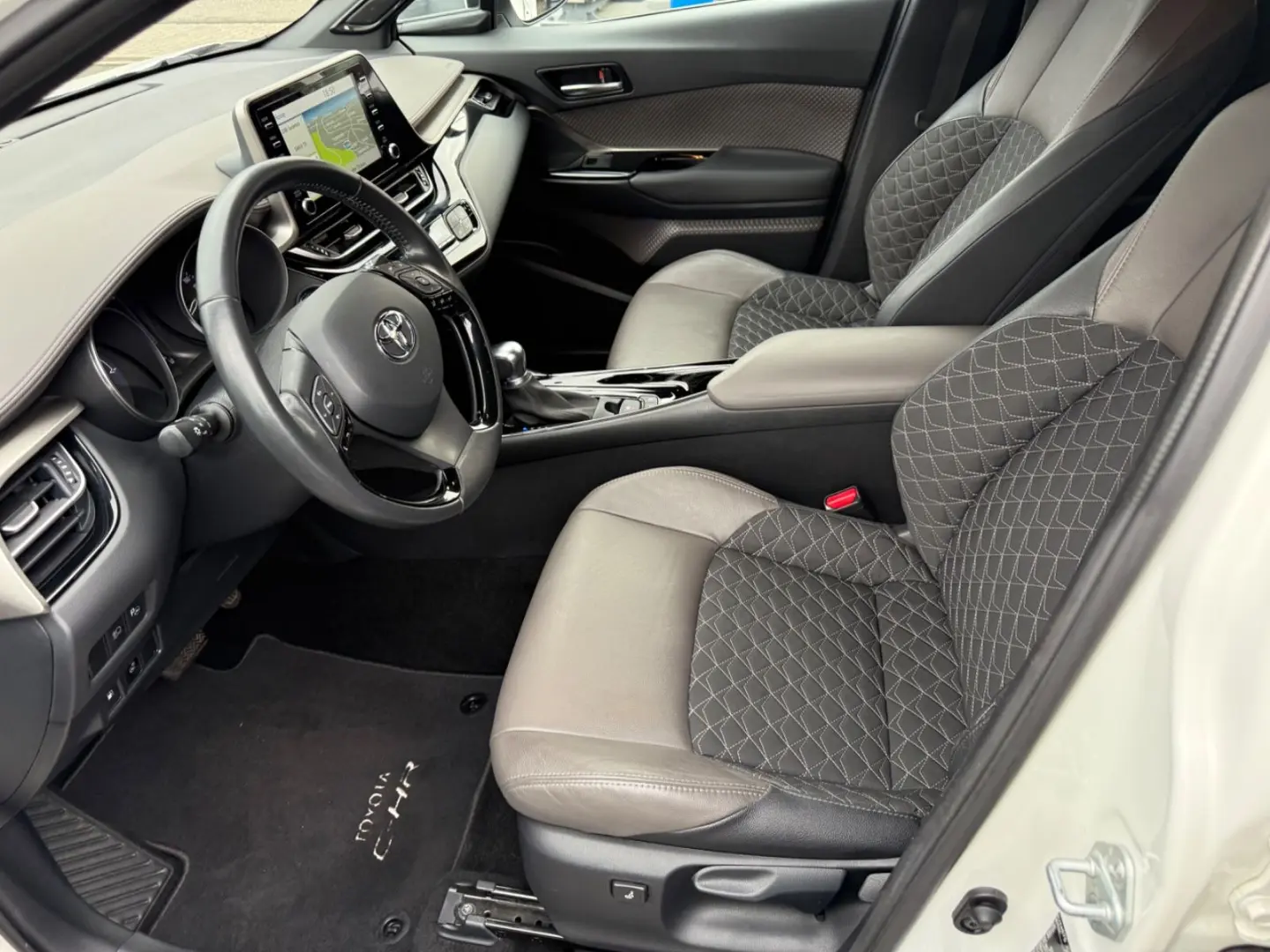 C-HR Hybrid Lounge