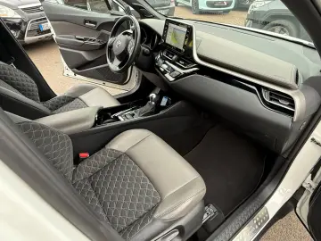 C-HR Hybrid Lounge