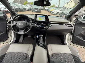 C-HR Hybrid Lounge