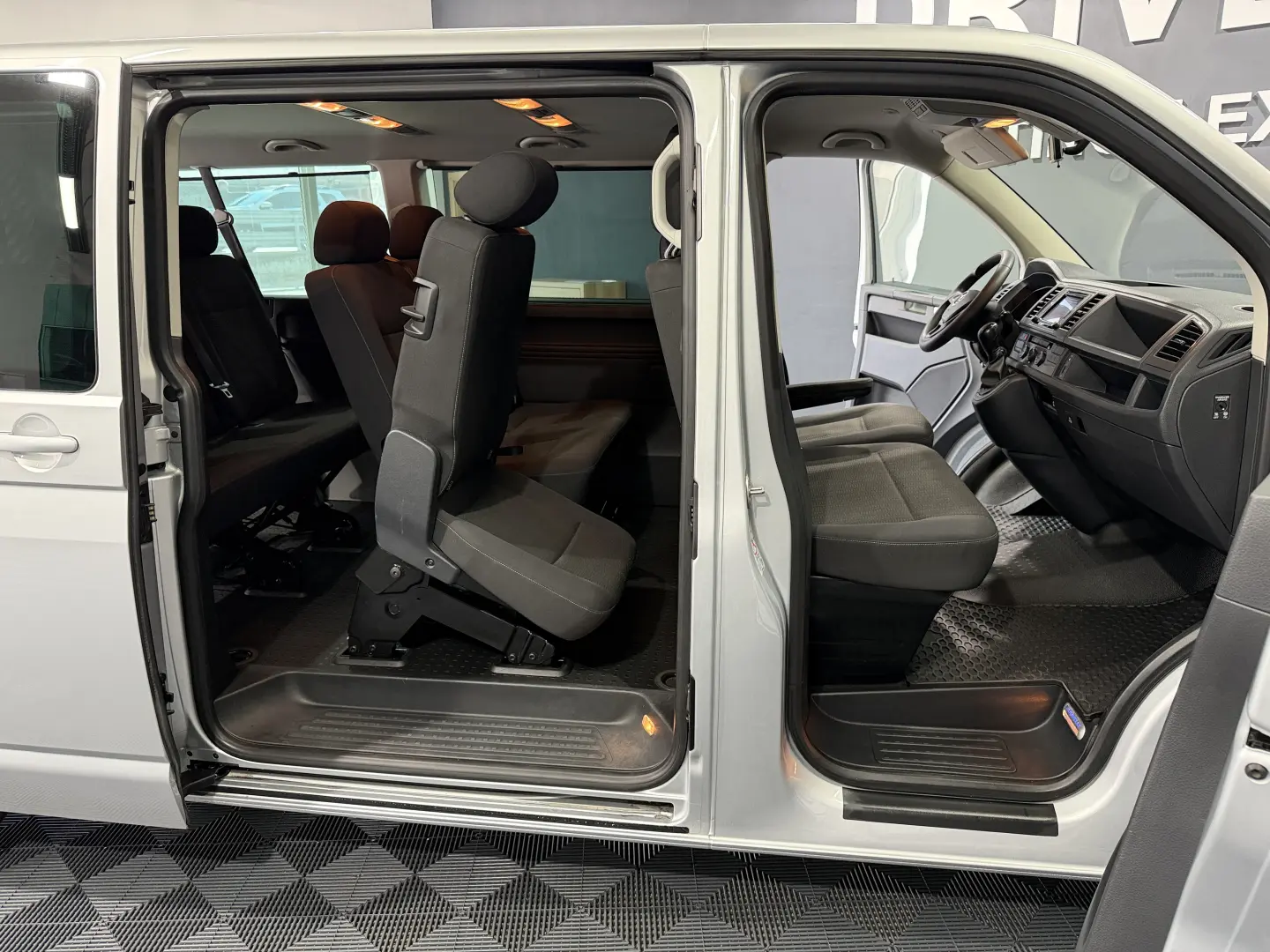 VW Caravelle DSG Lang Comfortline Bus