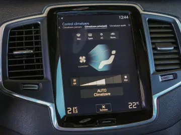 VOLVO XC90 T8 AWD