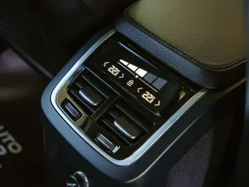 VOLVO XC90 T8 AWD