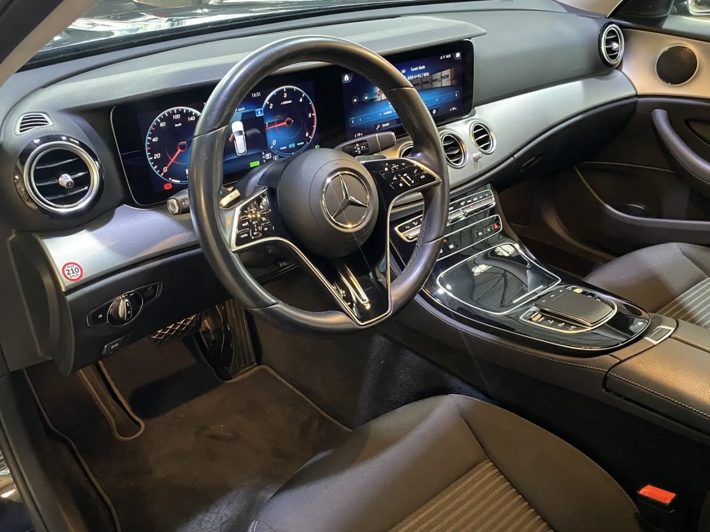 E 220 Avantgarde LED Navi PDC Distr.  DAB MBUX