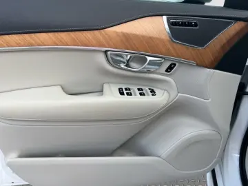 XC90 T8 Inscription Plug-In Hybrid AWD 360K 20Zo