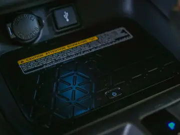 TOYOTA RAV4 PLUG-IN HIBRID AWD BITONE