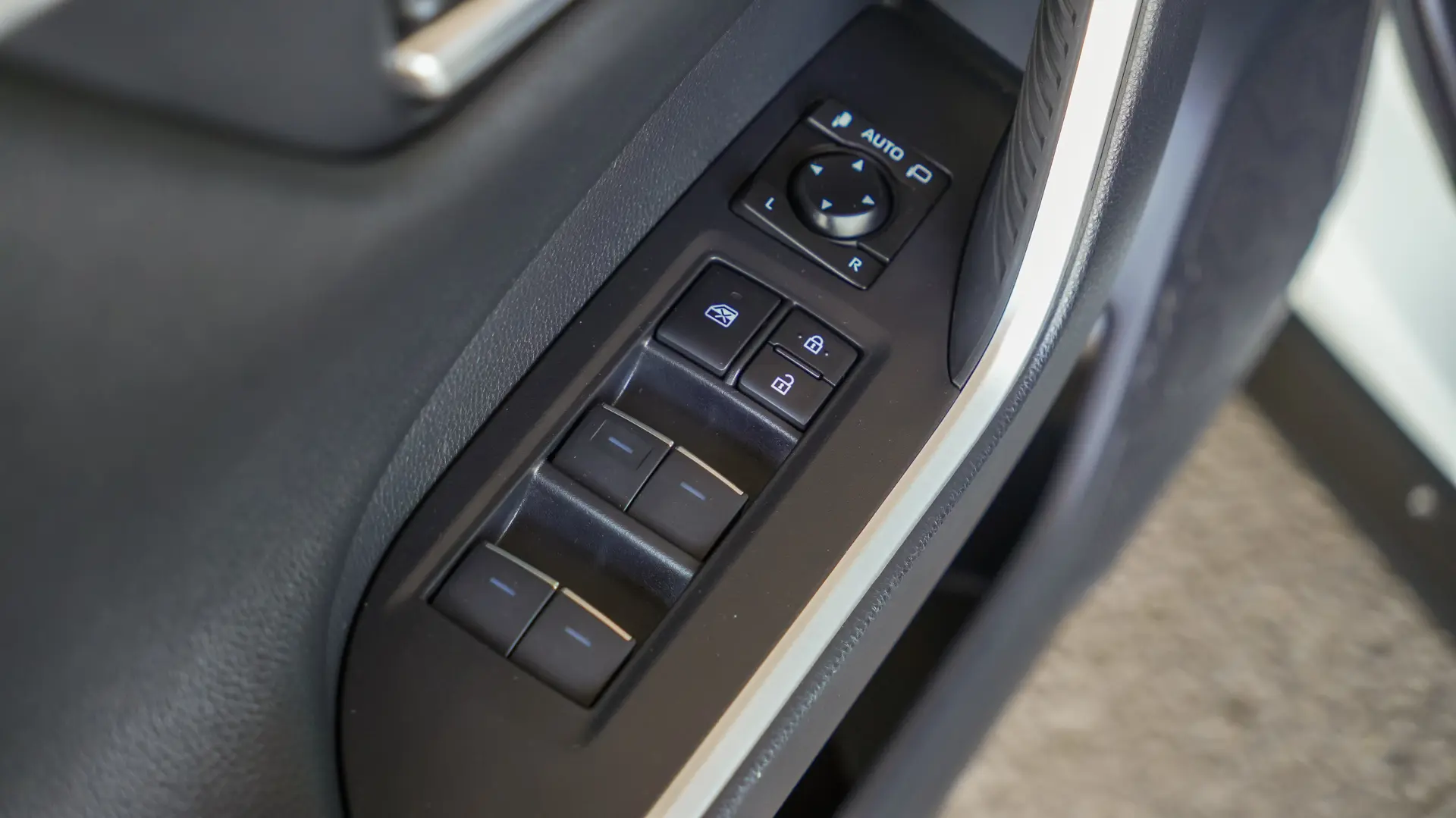 TOYOTA RAV4 PLUG-IN HIBRID AWD BITONE