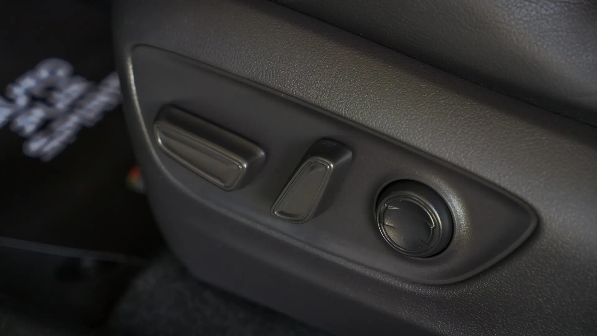 TOYOTA RAV4 PLUG-IN HIBRID AWD BITONE