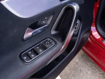MERCEDES-BENZ CLA 200d