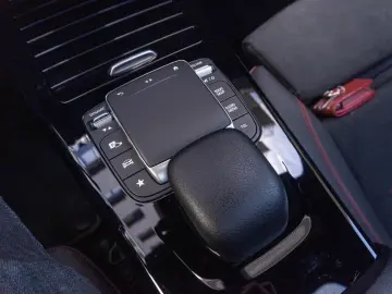 MERCEDES-BENZ CLA 200d