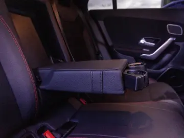 MERCEDES-BENZ CLA 200d
