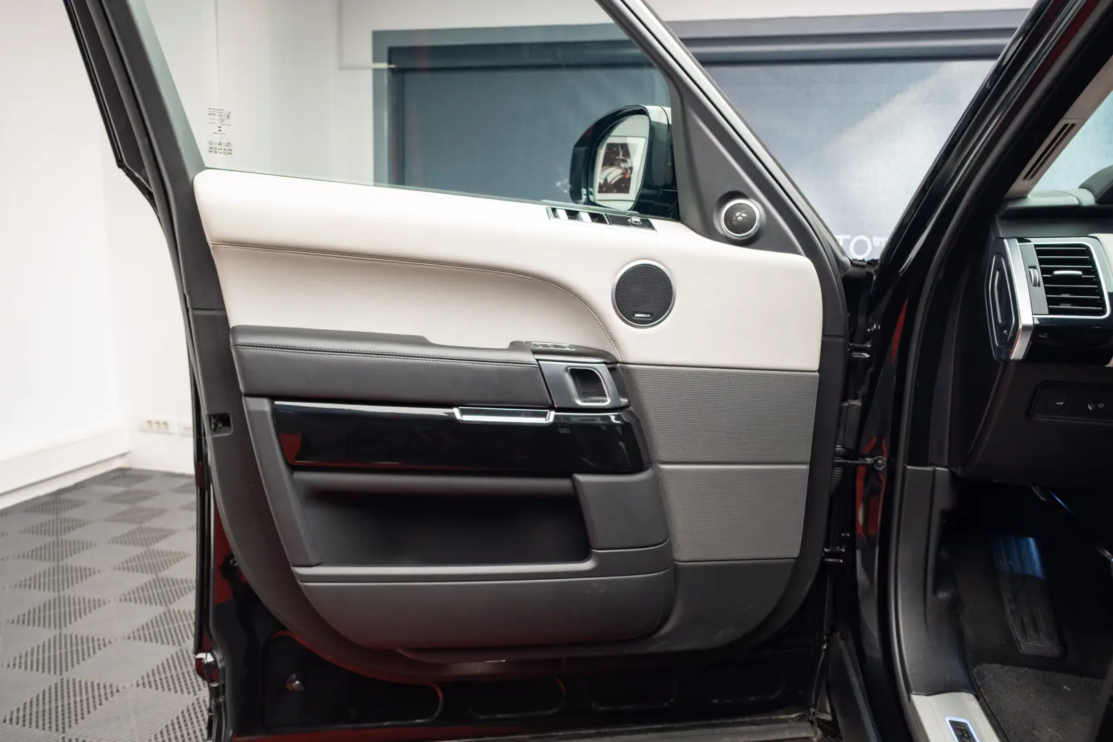 Land Rover Range Rover SVR 575CP