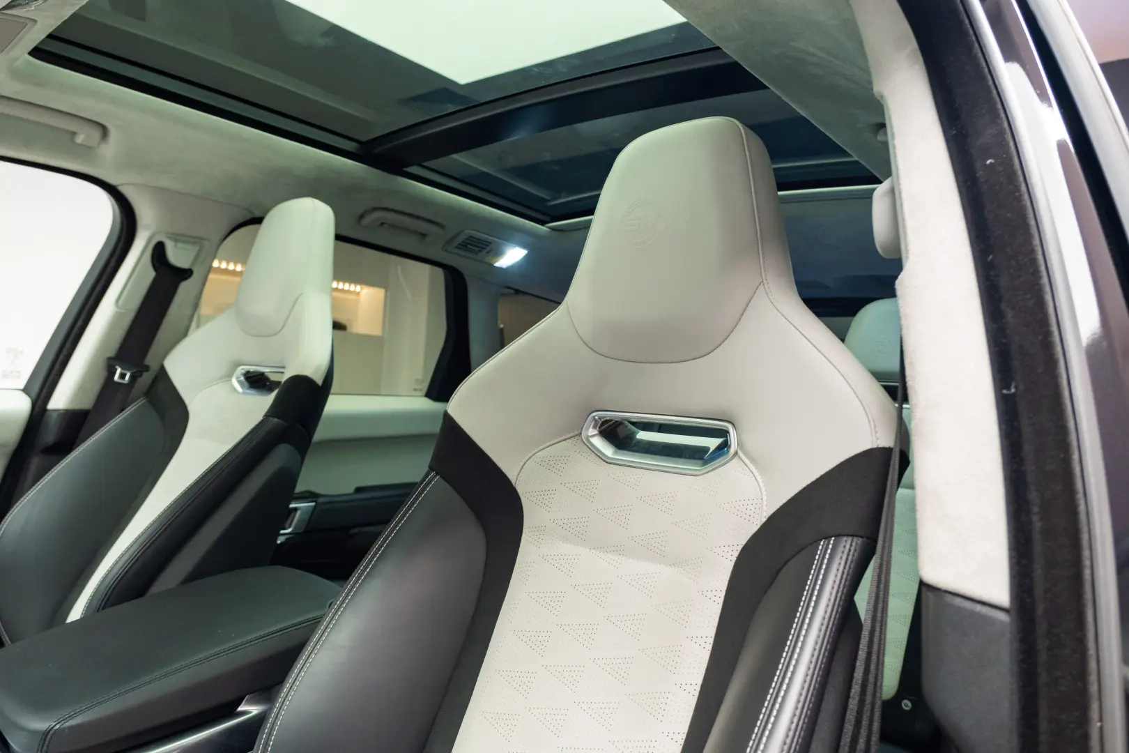 Land Rover Range Rover SVR 575CP
