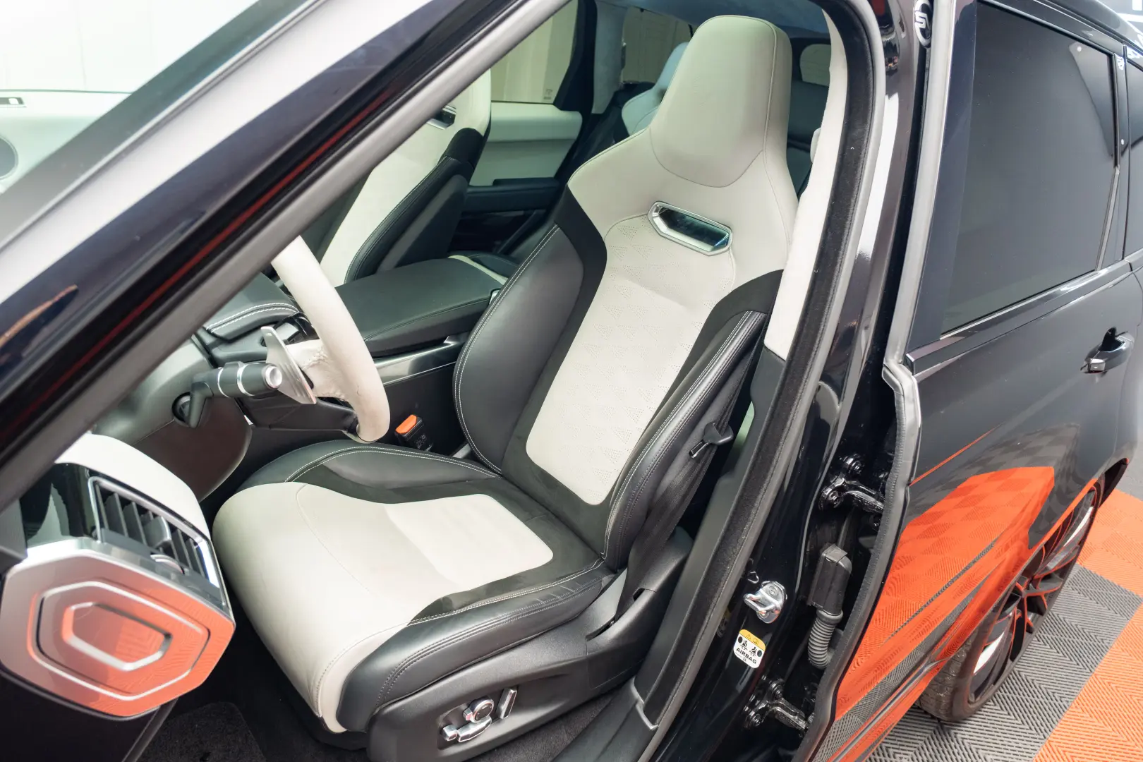 Land Rover Range Rover SVR 575CP