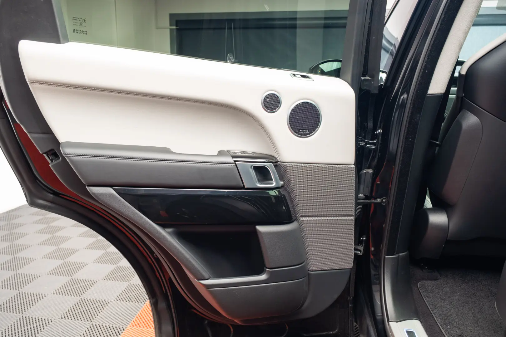 Land Rover Range Rover SVR 575CP