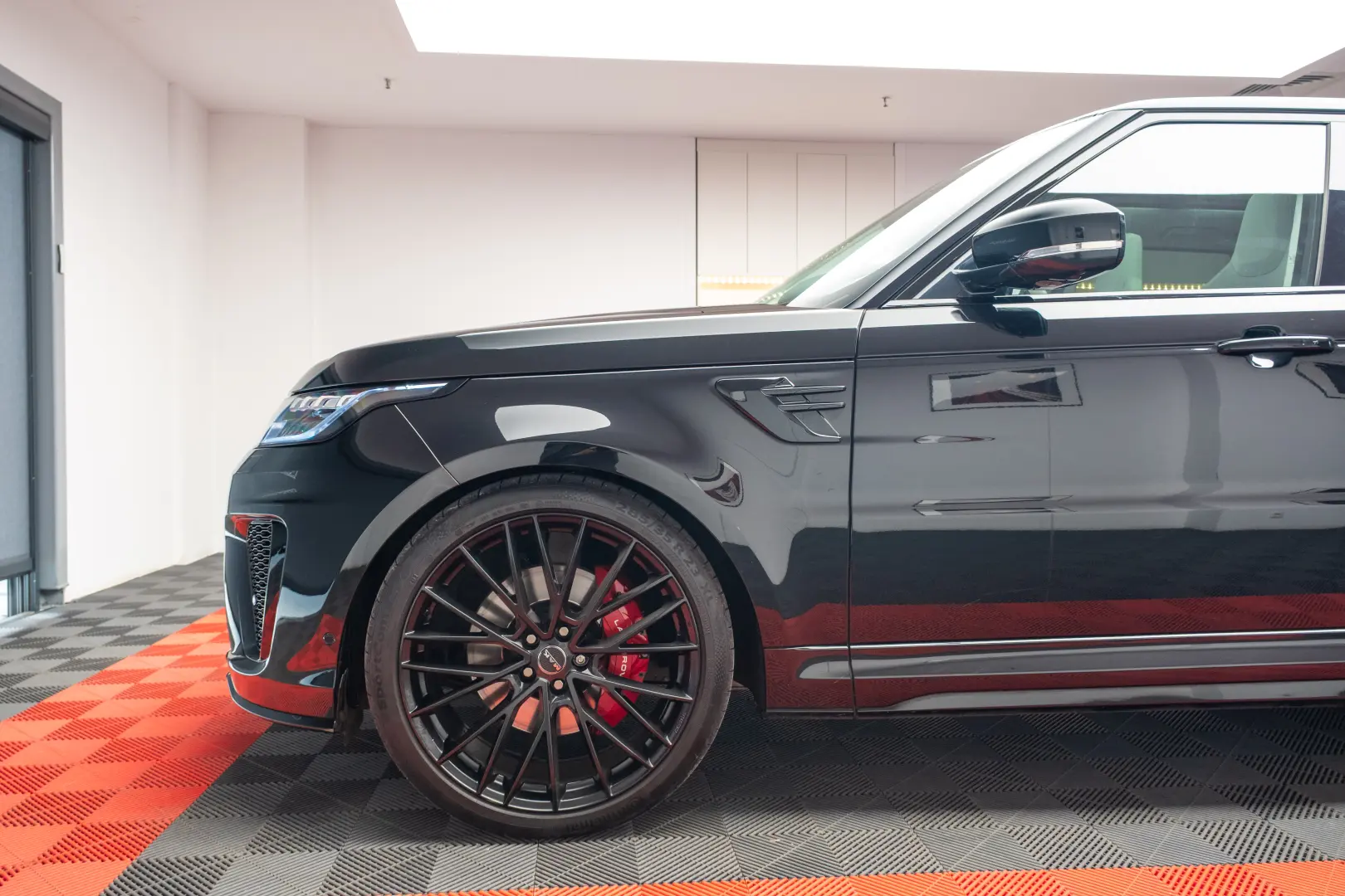 Land Rover Range Rover SVR 575CP