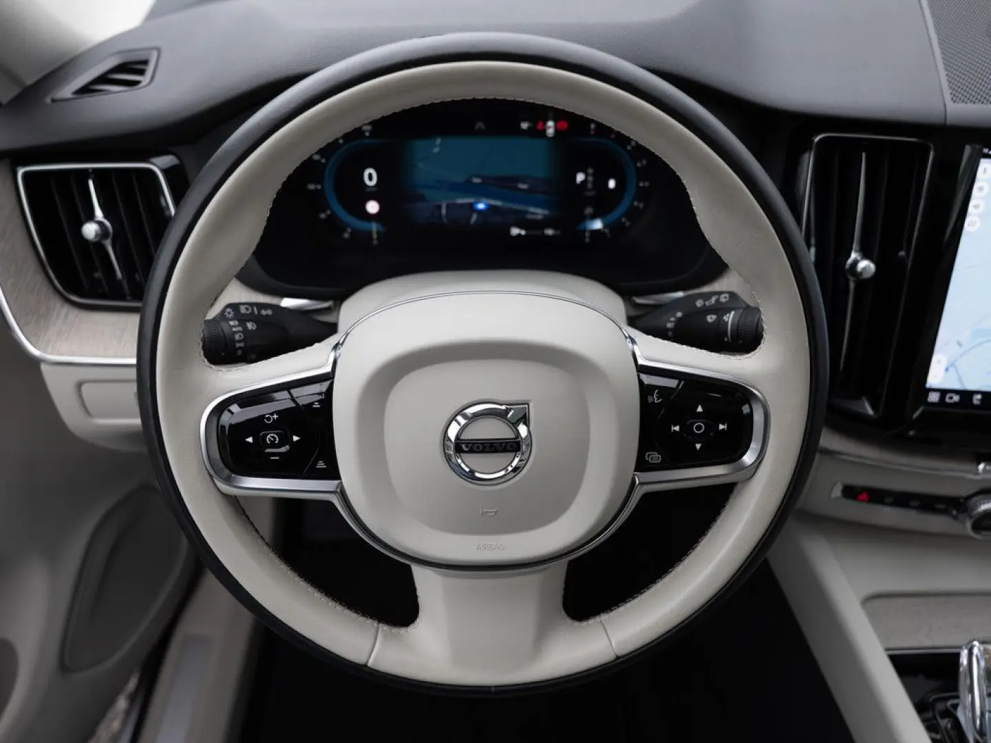 XC60 B4 Plus Dark SITZBELÜFTUNG LED PANO 360