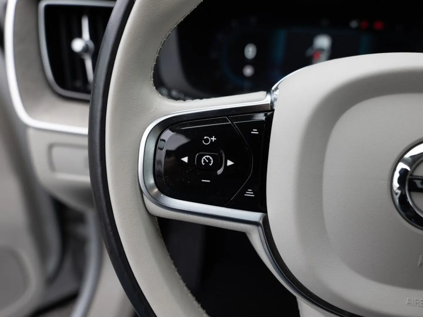 XC60 B4 Plus Dark SITZBELÜFTUNG LED PANO 360