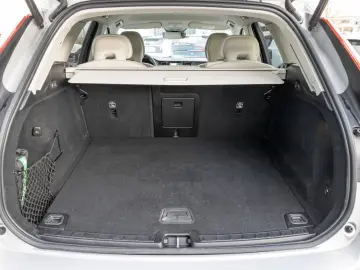 XC60 Core 2WD - AHK - Licht-Paket