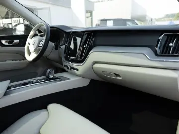 XC60 B4 Plus Dark 2WD NAVI AHK FACEL. LED PANO