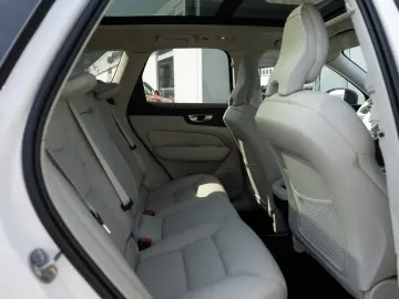 XC60 B4 Plus Dark 2WD NAVI AHK FACEL. LED PANO