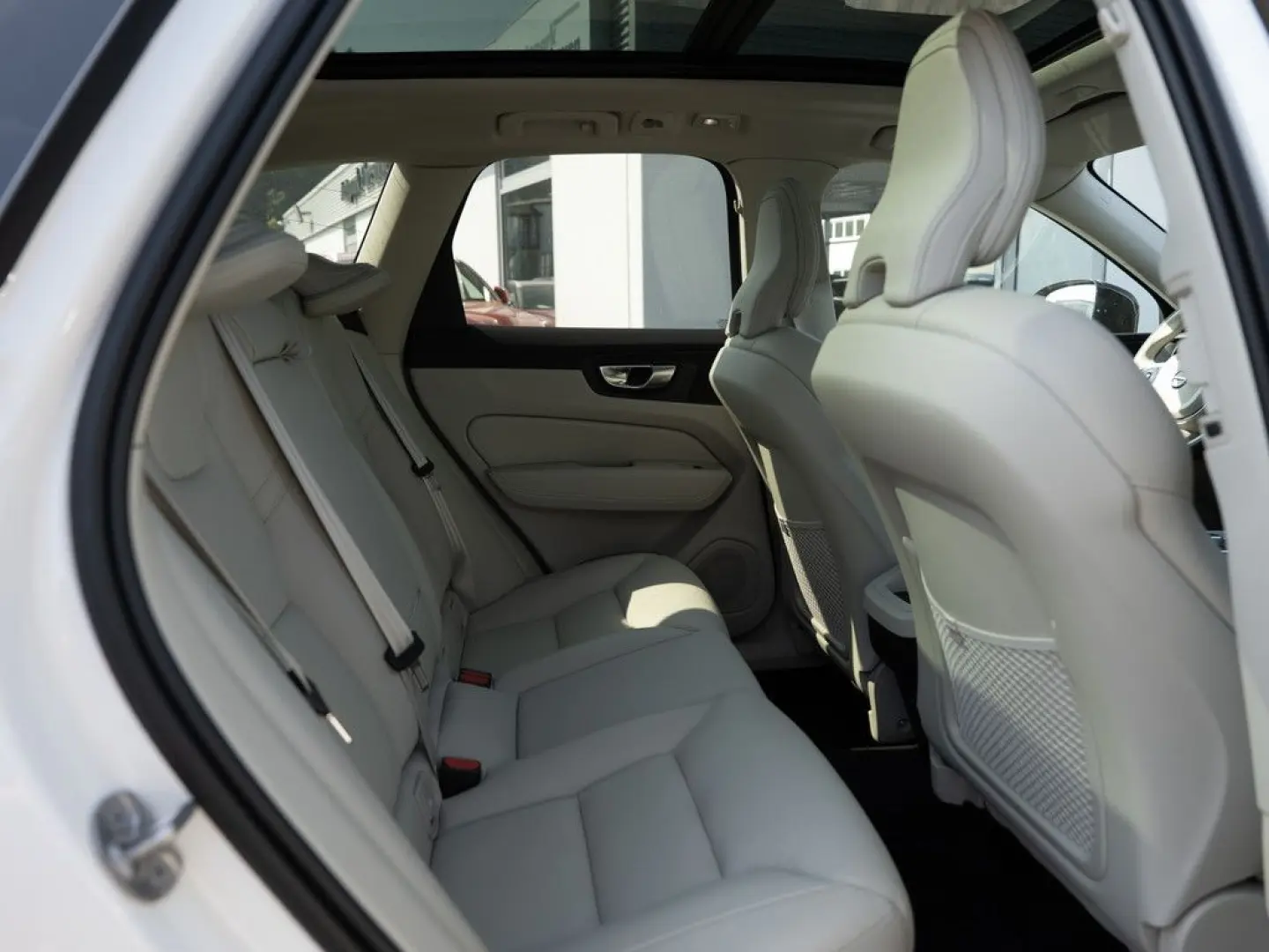 XC60 B4 Plus Dark 2WD NAVI AHK FACEL. LED PANO