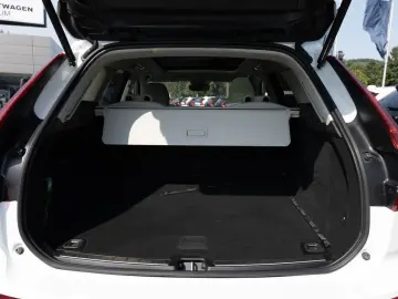XC60 B4 Plus Dark 2WD NAVI AHK FACEL. LED PANO