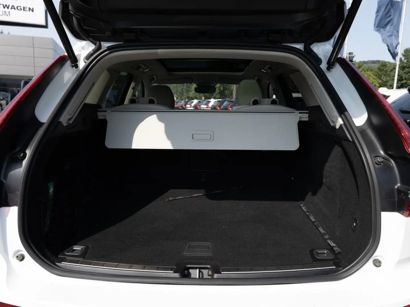XC60 B4 Plus Dark 2WD NAVI AHK FACEL. LED PANO