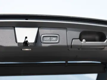XC60 B4 Plus Dark 2WD NAVI AHK FACEL. LED PANO