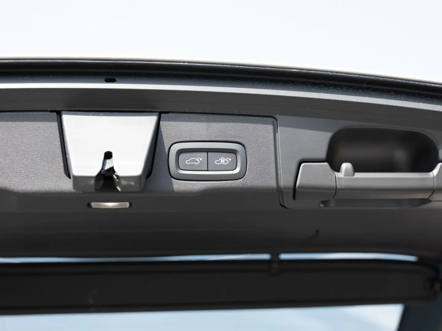 XC60 B4 Plus Dark 2WD NAVI AHK FACEL. LED PANO