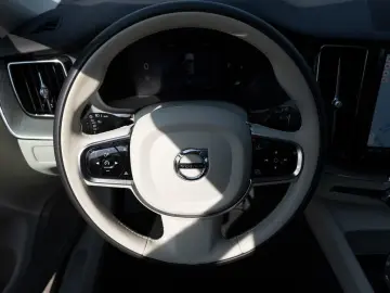 XC60 B4 Plus Dark 2WD NAVI AHK FACEL. LED PANO