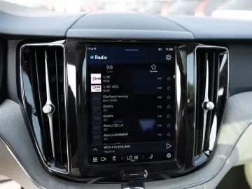XC60 B4 Plus Dark 2WD NAVI AHK FACEL. LED PANO