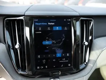 XC60 B4 Plus Dark 2WD NAVI AHK FACEL. LED PANO