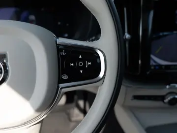 XC60 B4 Plus Dark 2WD NAVI AHK FACEL. LED PANO