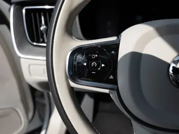XC60 B4 Plus Dark 2WD NAVI AHK FACEL. LED PANO