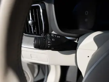XC60 B4 Plus Dark 2WD NAVI AHK FACEL. LED PANO