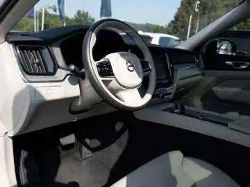 XC60 B4 Plus Dark 2WD NAVI AHK FACEL. LED PANO