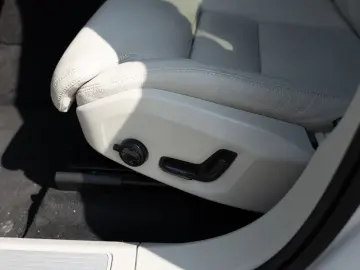 XC60 B4 Plus Dark 2WD NAVI AHK FACEL. LED PANO