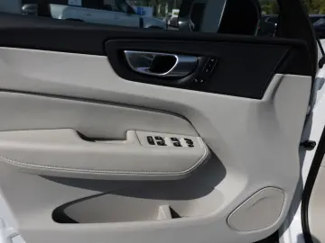 XC60 B4 Plus Dark 2WD NAVI AHK FACEL. LED PANO