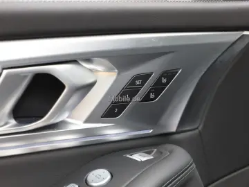 XM V8