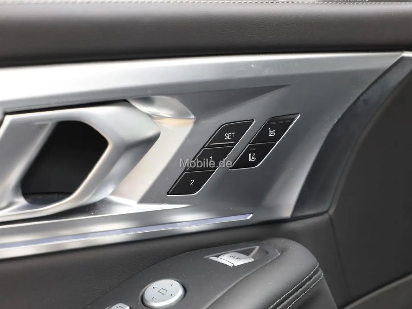 XM V8