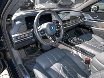 M760e xDrive M Sport