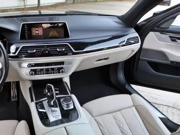 BMW 750