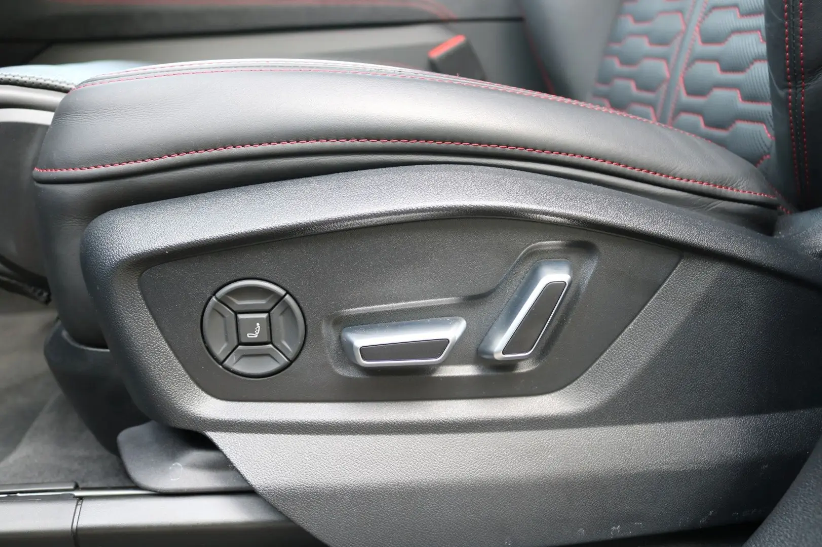 RS Q8  Pano Keramik Dynamic  B&O Massage Matrix