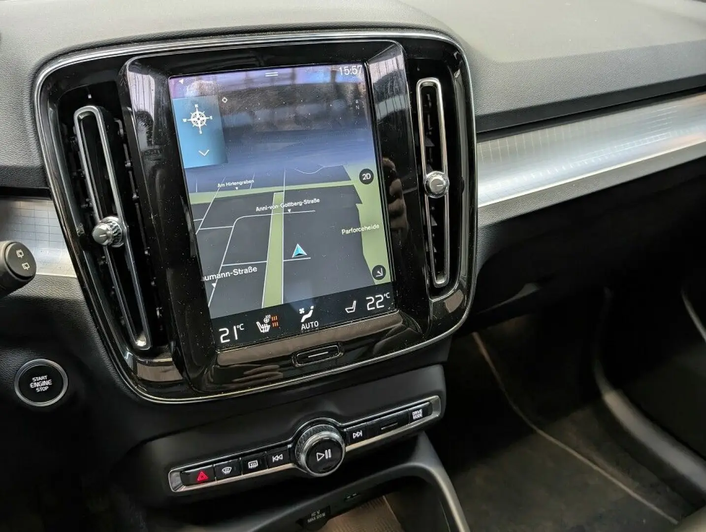 XC 40 T3 Momentum PANO LED NAVI LEDER ACC
